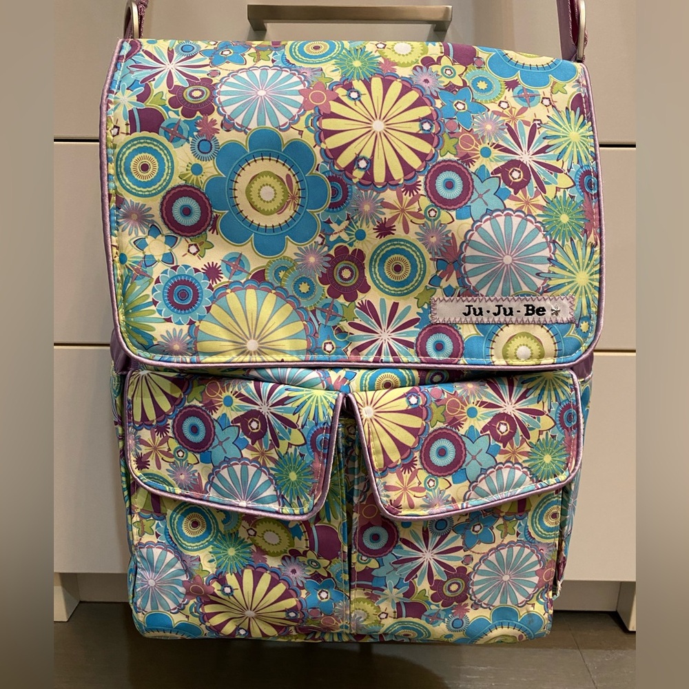 Authentic JuJuBe “Be Hip” in retired print Dizzying Daisies!!!